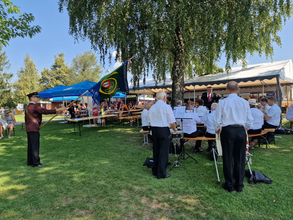 Musikgesellschaft Baldegg spielt in der Badi